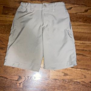 Under armour size 7 golf shorts